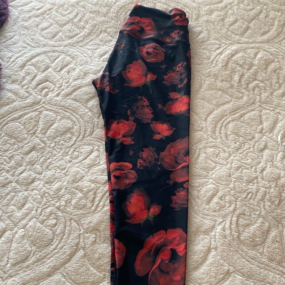 Victoria’s Secret sport leggings Black red floral print. Like new size medium. - Picture 9 of 10